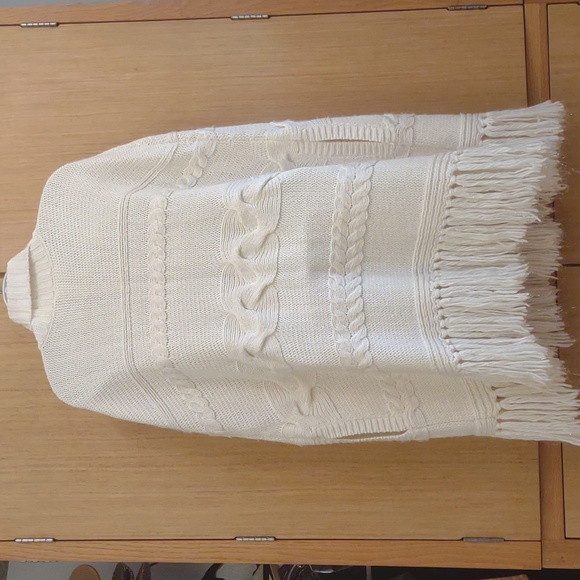 Chico's SZ L/LX White With Gold Threads Poncho/Ruana. - Picture 2 of 7